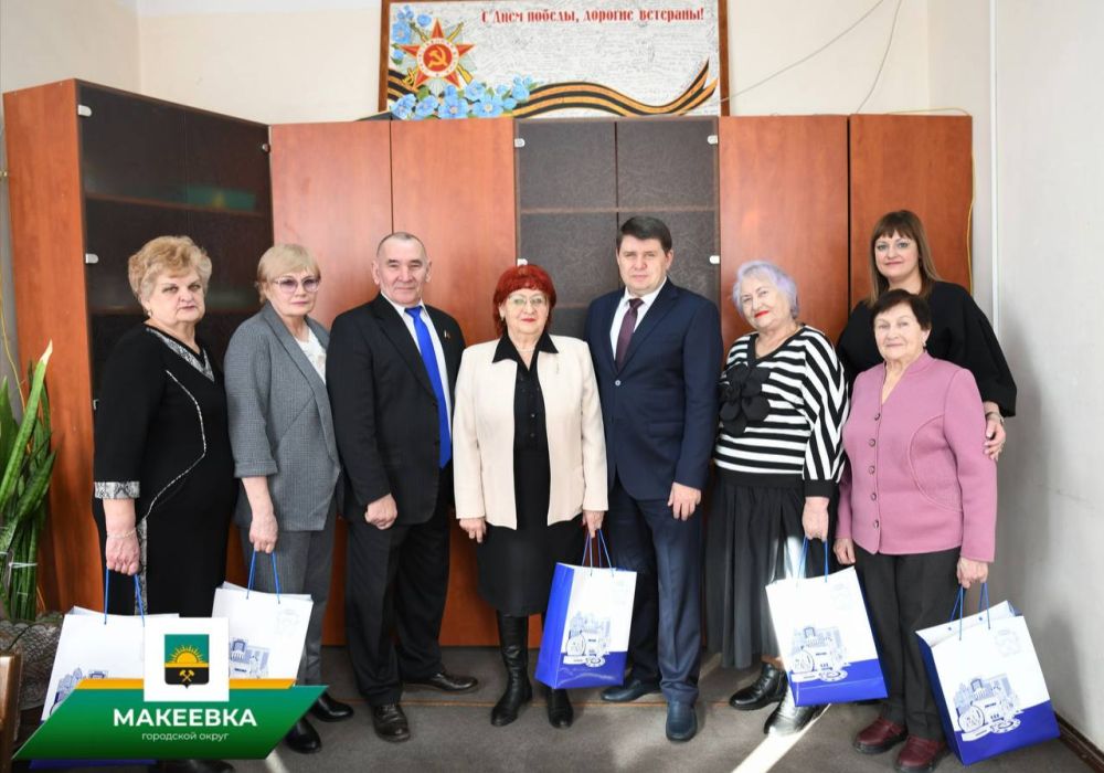 Владислав Ключаров поздравил с праздником женский