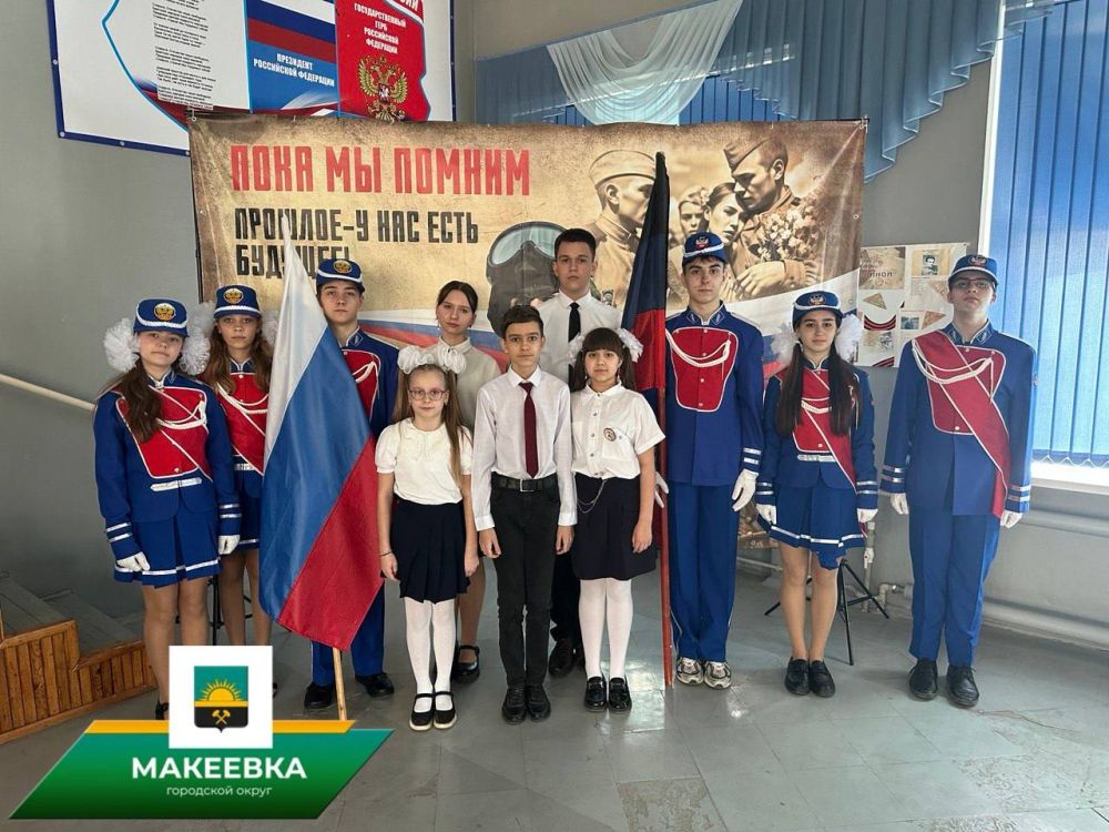 В макеевской школе прошло открытие Парты героя в память об Андрее Бакаеве