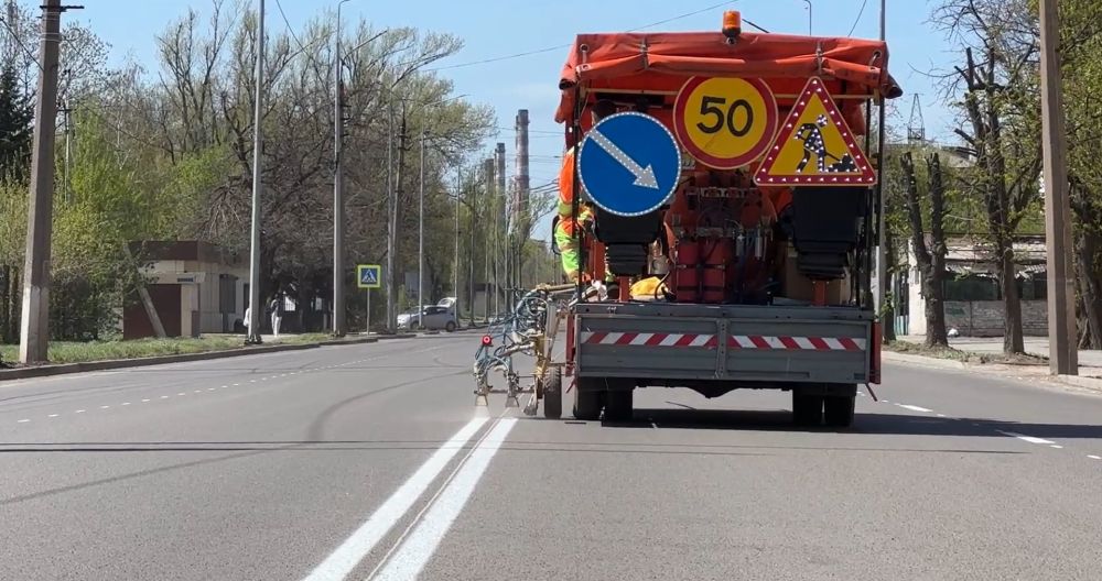 Дорожники наносят разметку на трассе Макеевка – Ясиноватая
