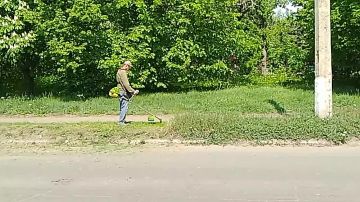 В Кировском внутригородском районе продолжаются работы по благоустройству территории