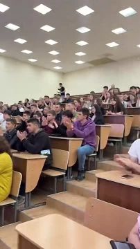 Вчера Министр вручил награду парню из Макеевки