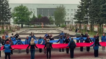 Активисты Молодёжки Макеевки вместе с Главой городского округа развернули масштабные полотнища в цветах нашего флага