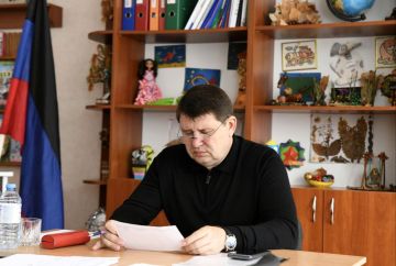 Владислав Ключаров: Сегодня на приёме ко мне обратились макеевчане за помощью в регистрации, предоставлении жилья, с вопросами о самовольном занятии территории, ремонте кровли, ремонте дорог, спиле веток над проводами и по...