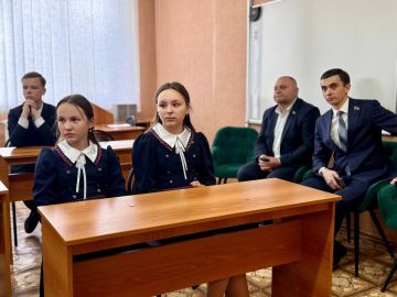 14 мая совместно с коллегой-депутатом Александром Морозовым по партийному проекту Единой России Мир возможностей посетил ГБОУ "ЛИЦЕЙ 2 "ПРЕСТИЖ" Г. О. МАКЕЕВКА"