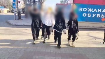 Полицейские ведут работу с подростками, демонстрировавшими нацистское приветствие