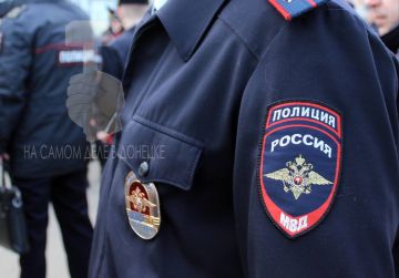 Полицейские ведут работу с подростками, демонстрировавшими нацистское приветствие в Макеевке