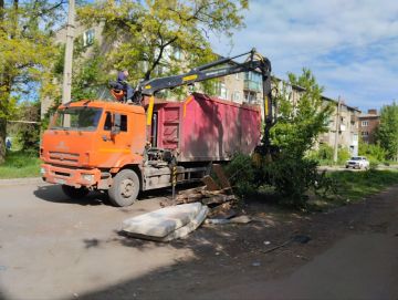 В Кировском внутригородском районе продолжаются работы по санитарному содержанию территории