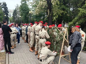 Юнармейцы Местного отделения городского округа Макеевка имени Героя СВО Линева Алексея Михайловича принимают участие в акции "Все для Zащитников