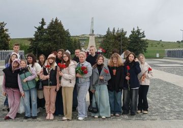 В рамках Года Защитника Отечества, а также как дань уважения героям, сражавшимся за нашу Родину, 17 мая 2025 года учащиеся 10 - Б и 10 - В классов ГБОУ "СШ 59 Г.О. МАКЕЕВКА" посетили известный мемориальный комплекс "Саур -...