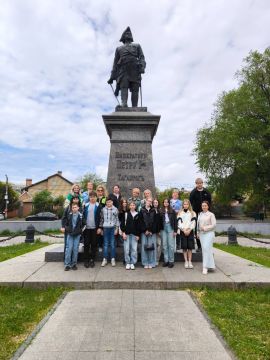 Сегодня, 18 мая 2025 года, в рамках проекта "Школа ответственного родительства" педагоги, учащиеся и родители ГБОУ "СШ 18 Г.О. МАКЕЕВКА" посетили народный военно-исторический музейный комплекс Самбекские...