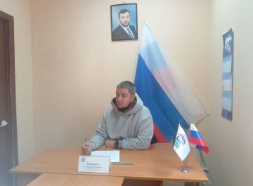 19 мая депутат Народного совета ДНР первого созыва Александр Камышов провёл приём граждан в Общественной приемной Председателя партии Единая Россия Червоногвардейского района городского округа Макеевка