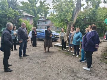 19 мая руководитель Управы Советского внутригородского района Администрации городского округа Макеевка Мария Чулакова провела встречу с населением по улице Середы во дворе дома 15