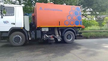 В Кировском внутригородском районе продолжаются работы по санитарному содержанию территории