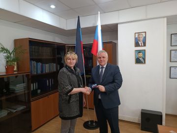 23 мая Депутат Народного совета ДНР Николай Зайченко вручил партийные билеты новым членам партии Единая Россия, проживающим в Червоногвардейском районе