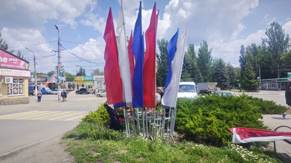 В Кировском внутригородском районе произведены работы по демонтажу праздничных флагов