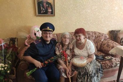 Офицеры СК России по ДНР поздравили со столетием ветерана Великой Отечественной