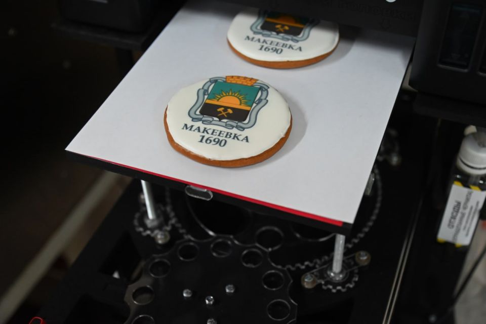 По авторской рецептуре: в ДНР ко Дню рождения Макеевки выпустили праздничное печенье