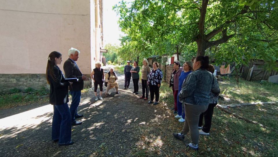 19 сентября заместитель главы Администрации городского округа Макеевка Рустам Сафин провел встречу с жителями по адресу: г. Макеевка, ул. Городецкая 2