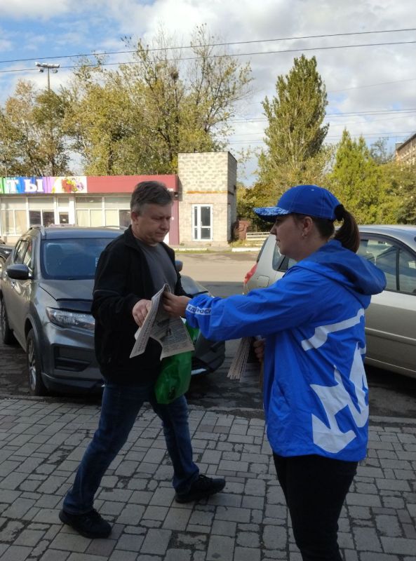 Сегодня, 19 сентября по инициативе Общественного Движения «Донецкая Республика» в Червоногвардейском районе города Макеевки проходит раздача официального печатного издания Общественного Движения «Донецкая Республика»