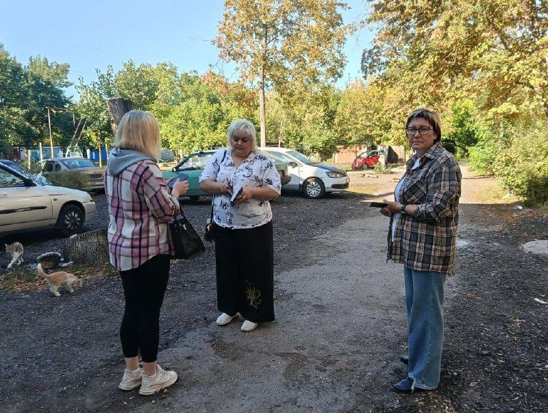 Сегодня, 22 сентября, в Советском внутригородском районе депутат Макеевского городского совета Донецкой Народной Республики первого созыва Оксана Бевцык провела встречу с населением возле дома № 17 по улице Кулабухова