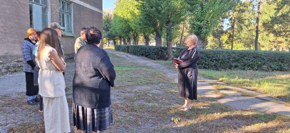 Сегодня, 22 сентября, заместитель руководителя Управы Советского внутригородского района Администрации городского округа Макеевка Надежда Прокапович провела встречу с населением возле дома № 1А по улице Кирова