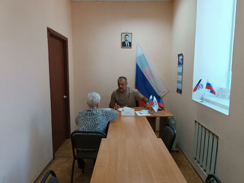 Сегодня, 23 сентября Игорь Сепик, депутат Макеевского городского совета провёл приём граждан в Общественной приемной Председателя партии «Единая Россия» Червоногвардейского района городского округа Макеевка