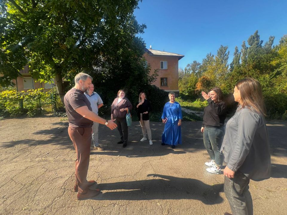 Сегодня, 23 сентября, депутат Макеевского городского совета Геннадий Гальчук провел встречу с населением по адресу: г. Макеевка, ул. 250-летия Донбасса, 78