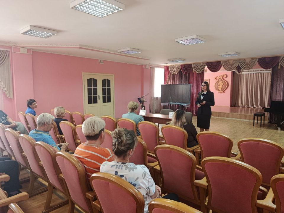 24 сентября управляющий делами Администрации городского округа Макеевка Донецкой Народной Республики Екатерина Галышева провела встречу с трудовым коллективом «Детской школы искусств № 2 им. А.Ханжонкова городского округа...