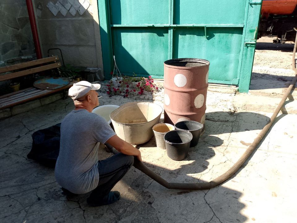 Для обеспечения водой жителей района Управой Кировского внутригородского района при поддержке региона-шефа Московская область ежедневно осуществляется подвоз воды для жителей домов, в которые в установленный графиком день не...