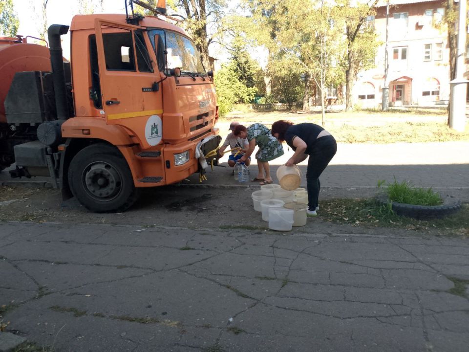 Для обеспечения водой жителей района Управой Кировского внутригородского района при поддержке региона-шефа Московская область ежедневно осуществляется подвоз воды для жителей домов, в которые в установленный графиком день не...