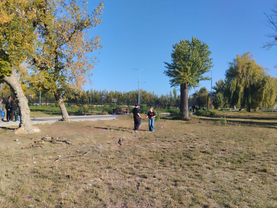 Вчера, 24 сентября, с целью приведения территории в надлежащее санитарное состояние в Кировском внутригородском районе прошел субботник на территории сквера «Авангард»