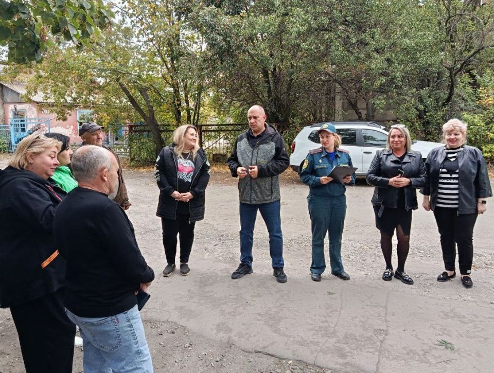 25 сентября встречу с жителями улицы Вокзальная, дом 1 провел первый заместитель руководителя Управы Советского внутригородского района Сергей Савельев