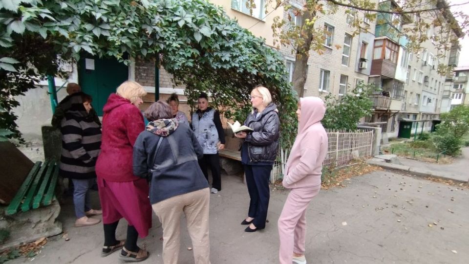 Сегодня, 25 сентября, в Червоногвардейском внутригородском районе заместитель руководителя управы Татьяна Задорожная провела встречу с жителями жилого массива Крупской возле дома № 9 по улице Уборевича