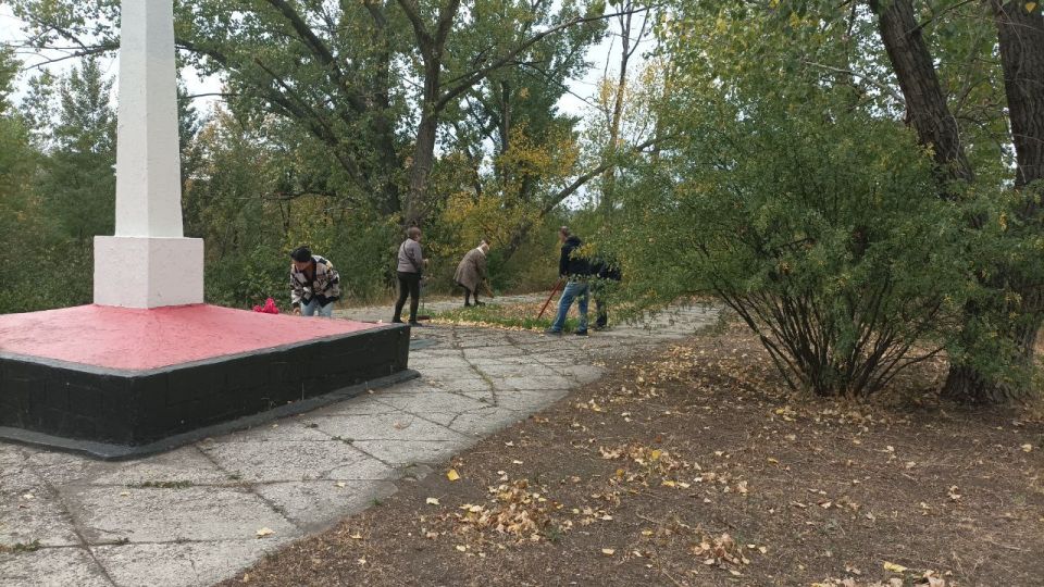 В рамках проекта «Городская Среду» сотрудники Технической единицы «Макеевпогрузтранс» филиала «Шахтоуправление им. С.М. Кирова» ГУП ДНР «Макеевуголь» провели работы по уборке и благоустройству Братской могилы советских...