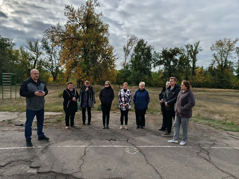 Сегодня, 26 сентября, первый заместитель руководителя Управы Советского внутригородского района Администрации городского округа Макеевка Сергей Савельев провел встречу с населением возле дома № 17 по переулку Школьный в...