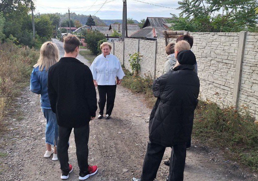 Сегодня, 26 сентября, заместитель руководителя Управы Советского внутригородского района Надежда Прокапович провела встречу с населением возле дома № 1 по переулку Книжный