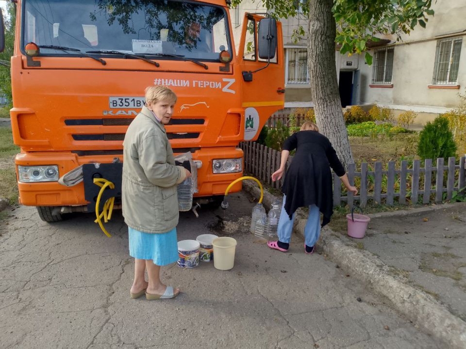 Для обеспечения водой жителей района Управой Кировского внутригородского района при поддержке региона-шефа Московская область ежедневно осуществляется подвоз воды для жителей домов, в которые в установленный графиком день не...