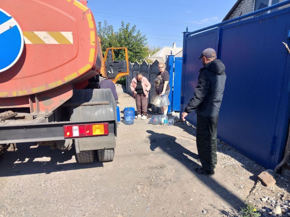 Для обеспечения водой жителей района Управой Кировского внутригородского района при поддержке региона-шефа Московская область ежедневно осуществляется подвоз воды для жителей домов, в которые в установленный графиком день не...