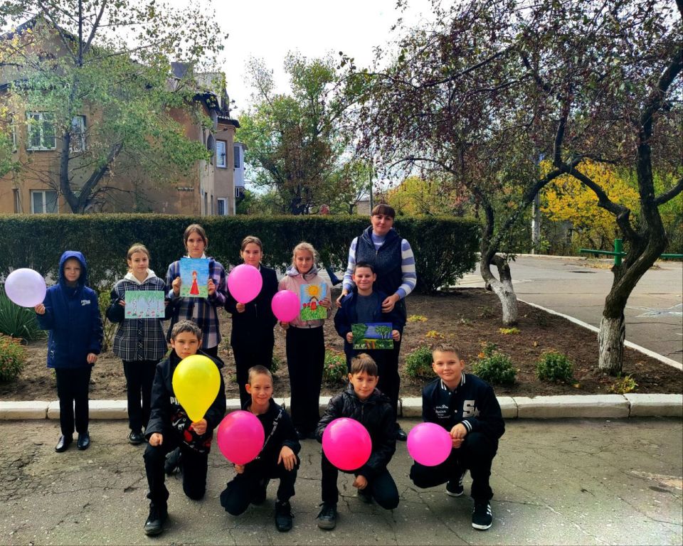 ОТ ВСЕГО СЕРДЦА. В преддверии Дня дошкольного работника учащиеся ГБОУ "СШ № 102 Г.О. МАКЕЕВКА" поздравили воспитателей и работников дошкольной группы