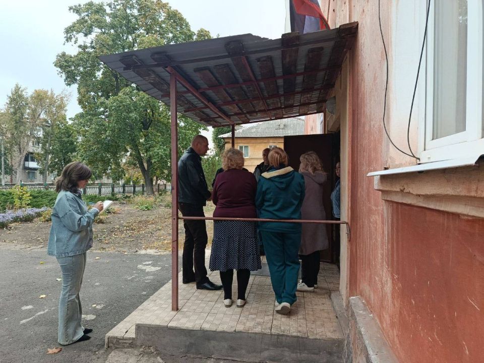 29 сентября встречу с населением жилого массива Авторемзавод, возле дома № 38 улицы Володарского провел заместитель главы Администрации городского округа Макеевка Евгений Марченко