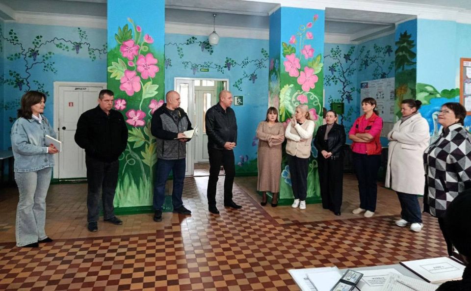 Сегодня, 29 сентября, в Советском внутригородском районе заместитель главыАдминистрации городского округа Макеевка Евгений Марченко провел встречу с жителямижилого массива Авторемзавод по адресу: по ул.Театральная, д.1.