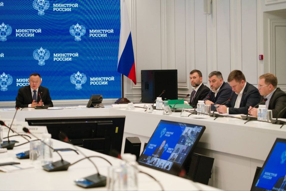 Александр Подгорный: Глава Минстроя России Ирек Файзуллин провел расширенное совещание по ситуации с водоснабжением на Донбассе