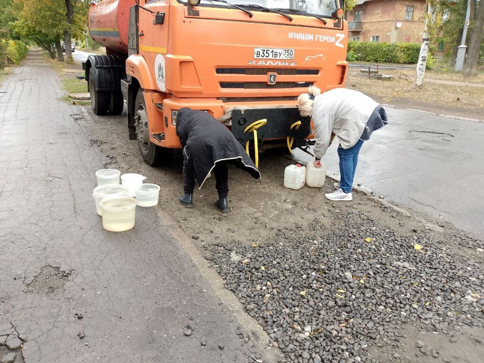 Для обеспечения водой жителей района Управой Кировского внутригородского района при поддержке региона-шефа Московская область ежедневно осуществляется подвоз воды для жителей домов, в которые в установленный графиком день не...