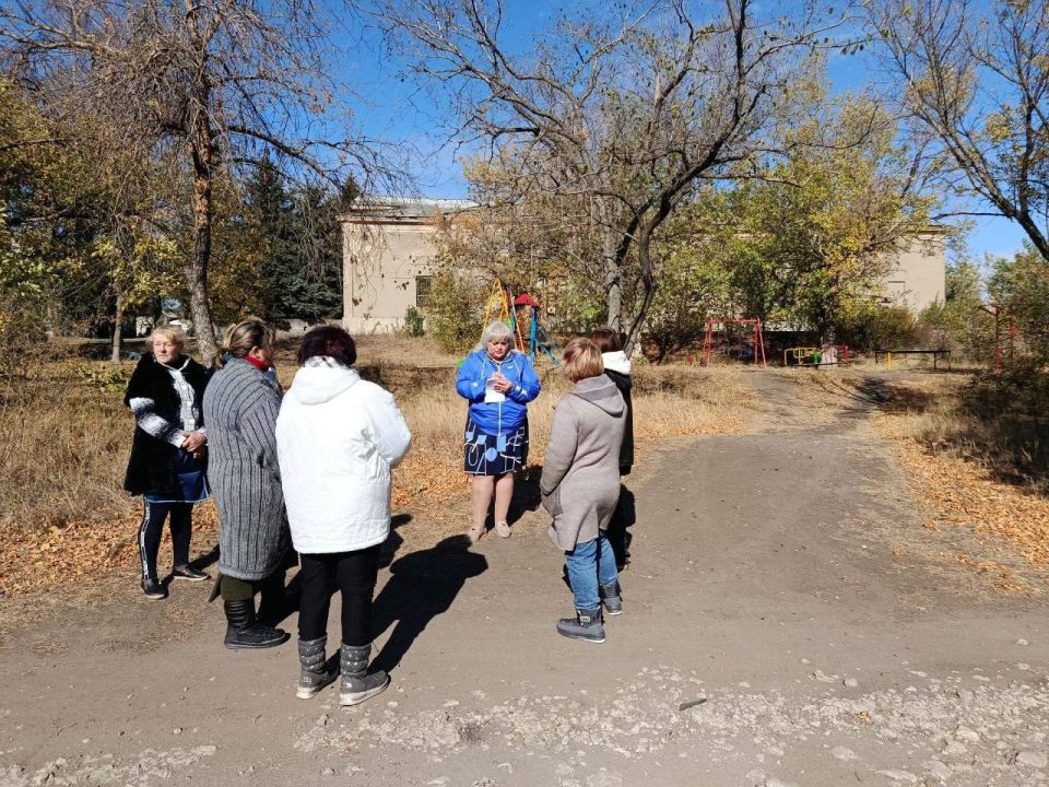 Сегодня, 2 октября, депутат Макеевского городского совета Донецкой Народной Республики первого созыва Оксана Бевцык провела встречу с населением возле детской площадки в пгт