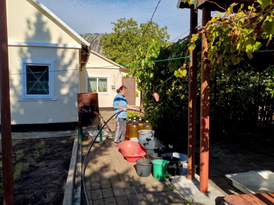 Для обеспечения водой жителей района Управой Кировского внутригородского района при поддержке региона-шефа Московская область ежедневно осуществляется подвоз воды для жителей домов, в которые в установленный графиком день не...