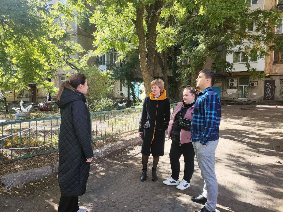 Сегодня, 2 октября, спикер Оксана Кобельская провела встречи с населением по адресам: г. Макеевка, ул. Островского, д. 3\18, ул. Ленина, д. 52\16