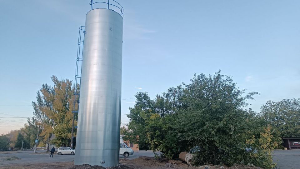 Александр Подгорный: В посёлке Калинино Червоногвардейского района специалисты Макеевского водоканала приступили к завершающему этапу регулировочных работ на новой водонапорной башне