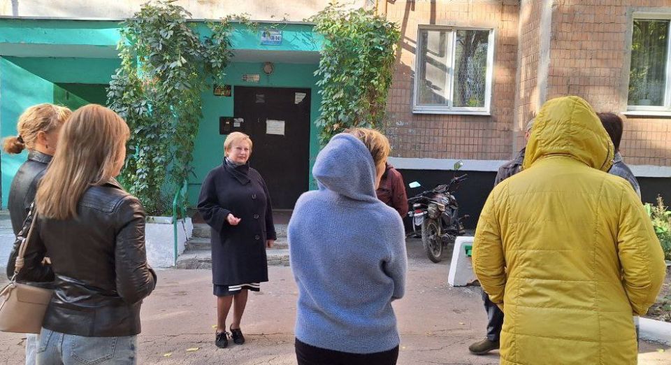 Сегодня, 3 октября, заместитель руководителя Управы Советского внутригородского района Надежда Прокапович провела встречи с жителями микрорайона Магистральный возле домов № 10 и № 12