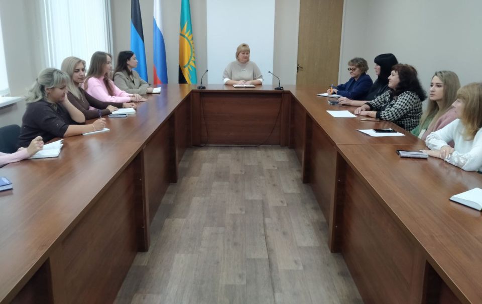 Сегодня, в преддверии празднования Дня учителя, заместитель главы Администрации городского округа Макеевка, руководитель Совета женщин города Макеевки Ирина Сидякина приняла участие в заседании круглого стола совместно ...