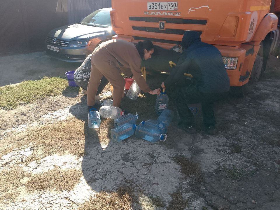 Для обеспечения водой жителей района Управой Кировского внутригородского района при поддержке региона-шефа Московская область ежедневно осуществляется подвоз воды для жителей домов, в которые в установленный графиком день не...